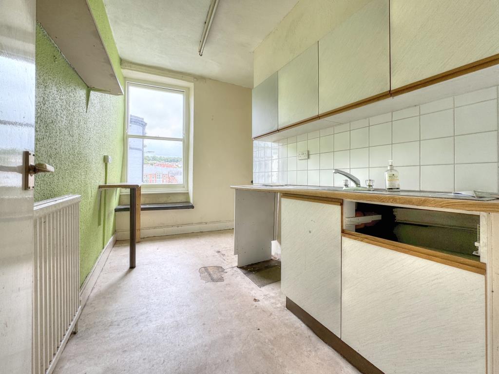Lot: 55 - THREE-BEDROOM MAISONETTE IN CENTRAL LOCATION - Kitchen